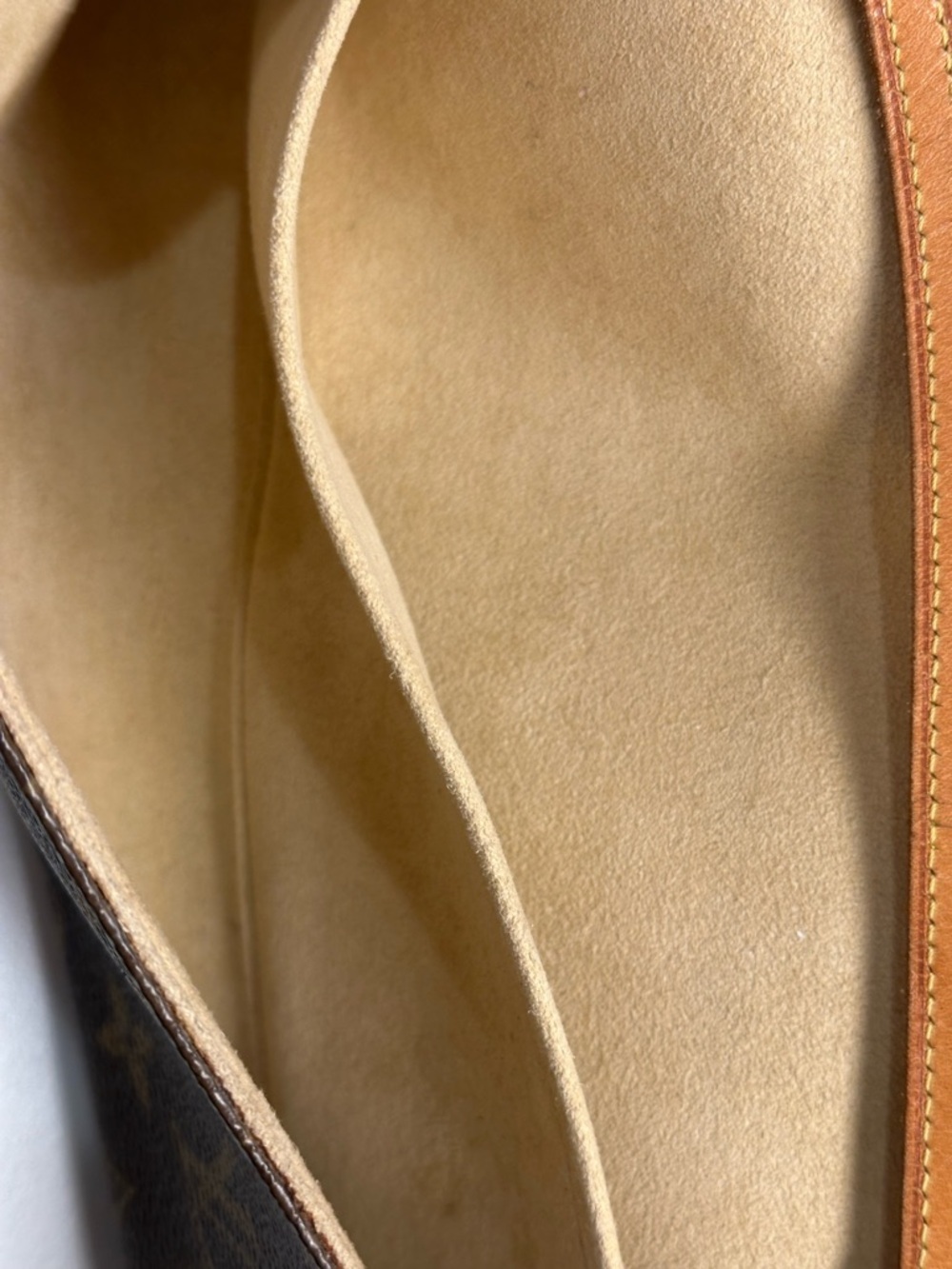 Louis Vuitton Monogram Shoulder/Crossbody Pouchette in Classic LV Monogram - Picture 14 of 16